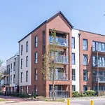 Spacious Two Bedroom, Two Bathroom Apartment With Free Parking, Wifi And Netflix By Hp Accommodation