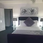 The Rowditch Room With Private Rear Garden And Driveway