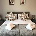 Park View Luxury 2-Bedroom Serviced Apartment.