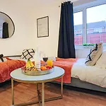 Detached House - City Centre Location - Free Parking, Garden, Smart Tvs With Netflix By Yoko Property