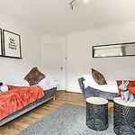 Detached House With Free Parking, Self Check-In, Fast Wifi And Smart Tv With Netflix By Yoko Property