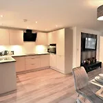 Exec 2Bed 2Bath Serviced Apartment Balcony Parking