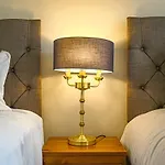 Lowndes House - Close To City Centre - Garden, Free Parking And Smart Tv By Yoko Property