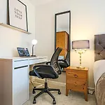 Lowndes House - Close To City Centre - Garden, Free Parking And Smart Tv By Yoko Property