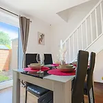 Valens House - 7 Minutes Drive To City Centre - Free Parking, Fast Wifi, Smart Tv With Skytv And Netflix By Yoko Property