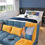 Luxury Studio- Mk Central- 5 Mins Drive To Train Station-Direct Trains To London, Birmingham