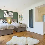 Grace House - Prime Location - Driveway Parking, Pool Table, Fast Wifi, Self Check-In And Smart Tv With Sky Tv And Netflix By Yoko Property