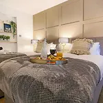 Grace House - Prime Location - Driveway Parking, Pool Table, Fast Wifi, Self Check-In And Smart Tv With Sky Tv And Netflix By Yoko Property
