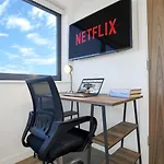 Luxury Penthouse Apartment - Central Mk - Pool Table, Balcony, Fast Wifi, Free Parking And Smart Tvs With Sky Tv And Netflix By Yoko Property