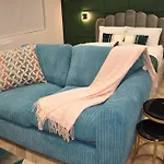Stylish, Chic Studio- Central Mk