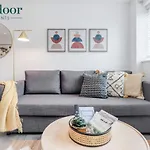 Milton Keynes Apartments, Sleeps Up To 5, Free Parking, Free Wifi & Movies, 7 Mins Drive To Milton Keynes Central Station For Direct Trains To London & The North