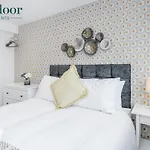 Milton Keynes Apartments, Sleeps Up To 5, Free Parking, Free Wifi & Movies, 7 Mins Drive To Milton Keynes Central Station For Direct Trains To London & The North