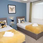 Stylish Central Mk Apartment - Two Bedroom - En Suite - Balcony