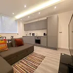 Lovely 2 Double Bedroom Flat With Free Parking - At The Atrium Mk
