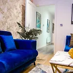 Spacious Luxury Apartment In Central Milton Keynes, Sleeps 4, With Free Underground Parking, And Free Wi-Fi