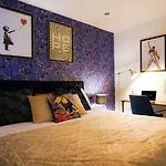 Spacious Luxury Apartment In Central Milton Keynes, Sleeps 4, With Free Underground Parking, And Free Wi-Fi