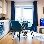 Spacious Luxury Apartment In Central Milton Keynes, Sleeps 4, With Free Underground Parking, And Free Wi-Fi