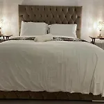 Deluxe En Suite Bedroom With Free On Site Parking