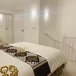 Deluxe En Suite Bedroom With Free On Site Parking