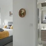 Deluxe 2 Bed, 2 Bathroom Milton Keynes Apartment Within Walking Distance To Train Station And City Centre.
