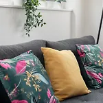 Deluxe 2 Bed, 2 Bathroom Milton Keynes Apartment Within Walking Distance To Train Station And City Centre.