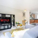 Appledore House - Close To City Centre - Free Parking, Fast Wifi, Private Garden And Smart Tv With Netflix By Yoko Property
