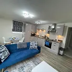 Luxurious Apartment In Brooklands