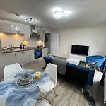 Luxurious Apartment In Brooklands