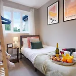 Charming 4 Bedroom House In Prime Location - Close To City Centre - Free Parking, Smart Tvs And Landscaped Garden By Yoko Property