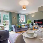 Charming 4 Bedroom House In Prime Location - Close To City Centre - Free Parking, Smart Tvs And Landscaped Garden By Yoko Property