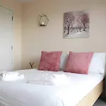 Bright 2Bed Central Apartment