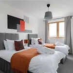 Luxury 2 Bed, Central, Free Parking, Smart Tv By Valore Property Services