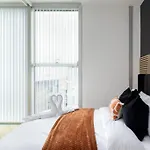 Central Mk 1 Bed Apartment With Parking