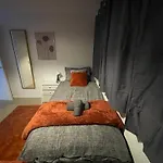 Cosy Central Mk Apartment Sky Tv Netflix And Free Parking