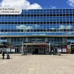 4 Bedroom 3.5 Bathroom House - Sleeps Up To 8 - City Centre - Free Parking, Fast Wifi, Private Garden And Smart Tv By Yoko Property