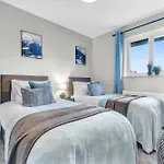 Mk 2-Bedroom Contractor\'S Gem, 5 Beds, Sleeps 6, Free Parking