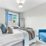 Mk 2-Bedroom Contractor\'S Gem, 5 Beds, Sleeps 6, Free Parking