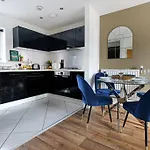 Stylish Apartment With Self-Check-In, Juliet Balcony, Fast Wifi, Smart Tvs And Free Parking By Yoko Property