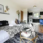 Stylish Apartment With Self-Check-In, Juliet Balcony, Fast Wifi, Smart Tvs And Free Parking By Yoko Property
