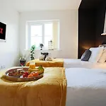 Stylish Apartment With Self-Check-In, Juliet Balcony, Fast Wifi, Smart Tvs And Free Parking By Yoko Property