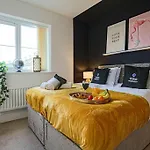 Stylish Apartment With Self-Check-In, Juliet Balcony, Fast Wifi, Smart Tvs And Free Parking By Yoko Property