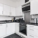 Central Mk 1 Bed Apartment With Parking