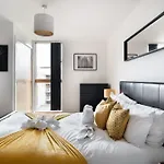 Modern 2 Bed In Central Mk, Free Parking, Smart Tv