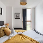 Modern 2 Bed In Central Mk, Free Parking, Smart Tv