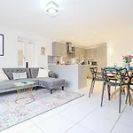 Alpha Properties 1 - Luxury One Bedroom Within A Shared Four Bedroom House With Free Parking, Fast Wifi, Smarttv With Netflix