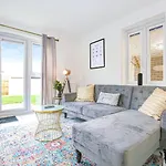 Alpha Properties 1 - Luxury One Bedroom Within A Shared Four Bedroom House With Free Parking, Fast Wifi, Smarttv With Netflix