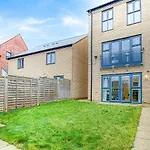 Alpha Properties 1 - Luxury One Bedroom Within A Shared Four Bedroom House With Free Parking, Fast Wifi, Smarttv With Netflix