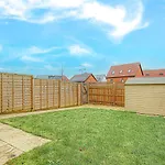Alpha Properties 1 - Luxury One Bedroom Within A Shared Four Bedroom House With Free Parking, Fast Wifi, Smarttv With Netflix
