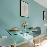 City Centre Apartment With Free Parking, Super-Fast Wifi And Smart Tv With Netflix By Yoko Property