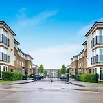 Entire 2 Bedroom Luxury Apartment With Free Parking